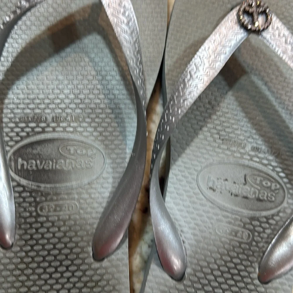 Havaianas Women’s Top Crystal Peace sign flip flops Silver Size 9/10
